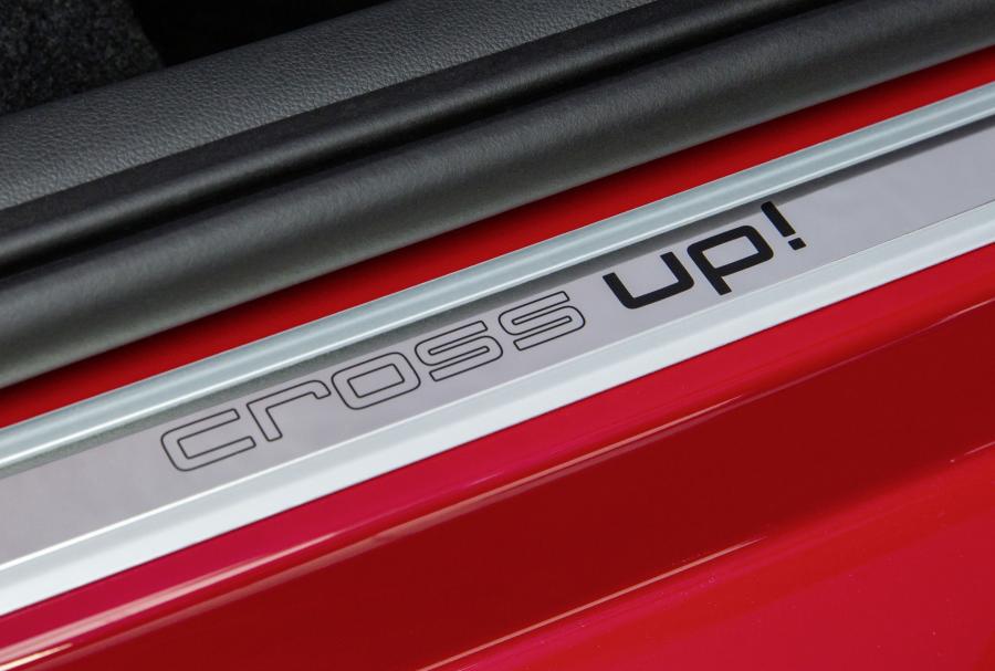  Volkswagen Cross up! 2013 года  (фото 25 из 44)